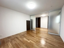 【千葉県/柏市つくしが丘】柏市つくしが丘1丁目／店舗付き戸建 洋室：1階部分　約8.0帖（奥：洋室約6.0帖）