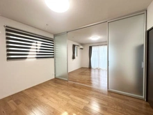 【千葉県/柏市つくしが丘】柏市つくしが丘1丁目／店舗付き戸建 洋室：1階部分　約6.0帖（奥：洋室約8.0帖）