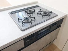 【千葉県/流山市松ケ丘】流山市松ケ丘5丁目／新築戸建て1号棟 キッチン：三口コンロ