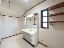 【千葉県/柏市松葉町】柏市松葉町6丁目／戸建 洗面所：2階