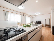 【千葉県/船橋市緑台】船橋市緑台1丁目　中古戸建 キッチン：上枠がないため、目隠しのない空間でお料理ができます