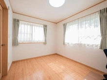 【千葉県/船橋市緑台】船橋市緑台1丁目　中古戸建 洋室：南西方向の2面に窓があり陽当たり風通しあり