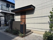 【千葉県/八千代市大和田新田】八千代市大和田新田　中古戸建 玄関：不在時に受取可能な宅配付BOXき
