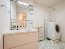 【千葉県/鎌ケ谷市道野辺本町】鎌ヶ谷市道野辺本町1丁目　中古戸建 洗面所：三面鏡付きの洗面台（西側）