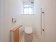 【千葉県/鎌ケ谷市道野辺本町】鎌ヶ谷市道野辺本町1丁目　中古戸建 トイレ：窓付きで通気性良好（西側）