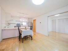 【千葉県/鎌ケ谷市道野辺本町】鎌ヶ谷市道野辺本町1丁目　中古戸建 LDK：スライドドアを開けることで、約18.5帖のLDKとしてもご利用できます（1階）