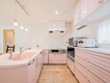 【千葉県/鎌ケ谷市道野辺本町】鎌ヶ谷市道野辺本町1丁目　中古戸建 キッチン：コの字型キッチンは、家事動線がスムーズで、収納も確保しています（1階）