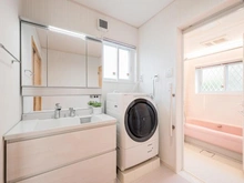 【千葉県/鎌ケ谷市道野辺本町】鎌ヶ谷市道野辺本町1丁目　中古戸建 洗面所：三面鏡付き洗面台（東側）