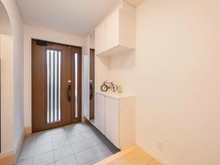 【千葉県/鎌ケ谷市道野辺本町】鎌ヶ谷市道野辺本町1丁目　中古戸建 玄関：玄関横にはシューズインクローゼットあり（西側）