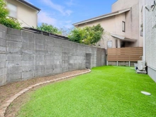 【千葉県/鎌ケ谷市道野辺本町】鎌ヶ谷市道野辺本町1丁目　中古戸建 庭：人工芝のお庭と花壇があります