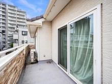 【千葉県/鎌ケ谷市道野辺本町】鎌ヶ谷市道野辺本町1丁目　中古戸建 バルコニー：日当たりがよく、洗濯物干しもございます。