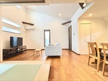 【千葉県/船橋市飯山満町】船橋市飯山満町3丁目　中古戸建 リビング：勾配転用になっており、最高4.9ｍの天井高