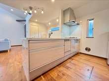 【千葉県/船橋市飯山満町】船橋市飯山満町3丁目　中古戸建 キッチン：食洗機・窓付きのカウンターキッチン