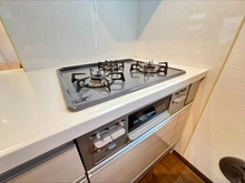 【千葉県/船橋市飯山満町】船橋市飯山満町3丁目　中古戸建 キッチン：三口ガスコンロ・グリル付き