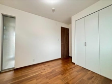 【千葉県/船橋市飯山満町】船橋市飯山満町3丁目　中古戸建 洋室：西側にも縦型窓付き