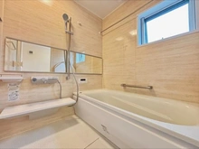 【千葉県/船橋市飯山満町】船橋市飯山満町3丁目　中古戸建 浴室：窓付きの浴室。換気暖房乾燥機付きです