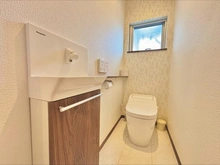 【千葉県/船橋市飯山満町】船橋市飯山満町3丁目　中古戸建 トイレ：独立水栓・窓付きのトイレ（2階）