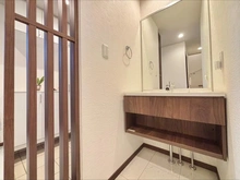 【千葉県/船橋市飯山満町】船橋市飯山満町3丁目　中古戸建 洗面所：玄関横にすぐ洗面台あり