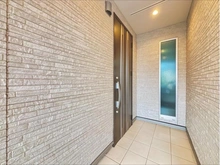 【千葉県/船橋市飯山満町】船橋市飯山満町3丁目　中古戸建 玄関：プライバシー性のある、外から覗きにくい玄関