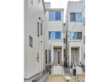 【東京都/江東区扇橋】江東区扇橋一丁目戸建 外観：画像中央奥の建物