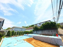 【神奈川県/川崎市麻生区高石】麻生区高石2丁目　新築戸建1号棟 現地（建築前）：全2棟/手前の土地