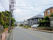【神奈川県/横浜市保土ケ谷区仏向西】横浜市保土ヶ谷区仏向西　中古戸建 前面道路：歩道付