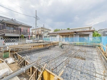 【東京都/立川市富士見町】立川市富士見町2丁目新築戸建　2号棟 建築中の外観：写真手前：２号棟