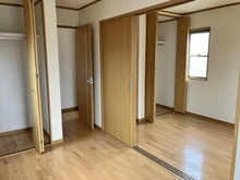 【神奈川県/相模原市中央区東淵野辺】神奈川県相模原市中央区東淵野辺二丁目　中古戸建 洋室：2階洋室約5.5帖の2部屋は、引戸となります。