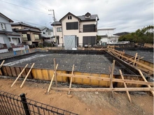 【神奈川県/秦野市北矢名】秦野市北矢名 新築戸建 B号棟／全3棟 建築中の外観：全3棟／写真中央
