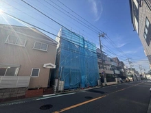 【神奈川県/横浜市磯子区磯子】横浜市磯子区磯子7丁目新築戸建　3号棟 建築中の外観：全3棟現場、正面左側