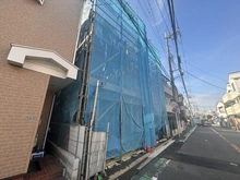 【神奈川県/横浜市磯子区磯子】横浜市磯子区磯子7丁目新築戸建　3号棟 建築中の外観：全3棟現場、正面手前