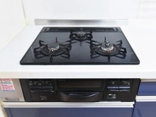 【神奈川県/川崎市川崎区殿町】川崎市川崎区殿町2丁目　戸建 キッチン：三口コンロ