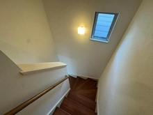 【神奈川県/横浜市西区西戸部町】横浜市西区西戸部町2丁目　新築戸建 廊下：2階と3階の階段