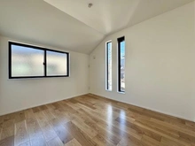 【神奈川県/横浜市中区豆口台】横浜市中区豆口台　新築戸建 洋室：約5.4帖※電気点灯なし