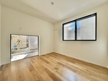 【神奈川県/横浜市中区豆口台】横浜市中区豆口台　新築戸建 サービスルーム（納戸）：約5帖※電気点灯なし