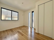 【神奈川県/横浜市中区豆口台】横浜市中区豆口台　新築戸建 洋室：約5帖※電気点灯なし