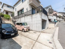 【神奈川県/横浜市港北区篠原西町】横浜市港北区篠原西町　戸建 駐車場：奥側の車が止まっている部分が駐車場です