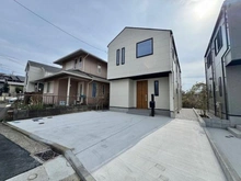 【神奈川県/横浜市保土ケ谷区仏向町】横浜市保土ケ谷区仏向町　新築戸建　1号棟/全2棟 外観：全2棟/写真真ん中