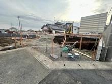 【神奈川県/横浜市瀬谷区阿久和西】横浜市瀬谷区阿久和西4丁目　1号棟 建築中の外観：画面手前側