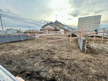 【神奈川県/横浜市瀬谷区阿久和西】横浜市瀬谷区阿久和西4丁目　2号棟 建築中の外観：画面中央
全4区画2号棟