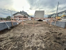 【神奈川県/横浜市瀬谷区阿久和西】横浜市瀬谷区阿久和西4丁目　2号棟 建築中の外観：画面中央
全4区画2号棟