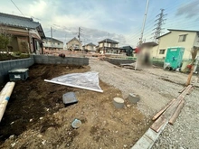 【神奈川県/横浜市瀬谷区阿久和西】横浜市瀬谷区阿久和西4丁目　4号棟 建築中の外観：画面左側
全4区画4号棟