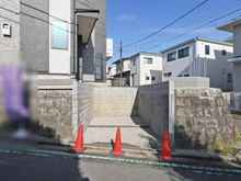 【神奈川県/横浜市旭区白根】旭区白根6丁目　新築戸建　1号棟/全2棟 アプローチ：1号棟（全２棟）