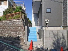 【神奈川県/横浜市旭区白根】旭区白根6丁目　新築戸建　1号棟/全2棟 アプローチ：1号棟（全２棟）