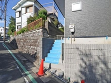 【神奈川県/横浜市旭区白根】旭区白根6丁目　新築戸建　1号棟/全2棟 アプローチ：1号棟（全２棟）