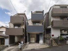 【神奈川県/横浜市保土ケ谷区瀬戸ケ谷町】横浜市保土ケ谷区瀬戸ケ谷町　戸建 外観：中央の建物