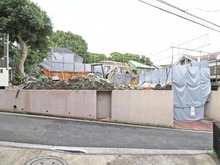 【神奈川県/横浜市保土ケ谷区常盤台】保土ケ谷区常盤台新築戸建1号棟（全2棟） 現地（建築前）：解体工事中　左側（全2棟）
