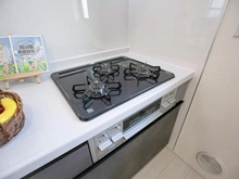 【神奈川県/横浜市南区別所】南区別所6丁目　新築戸建　1号棟（全2棟） 三口コンロ