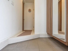 【神奈川県/横浜市保土ケ谷区鎌谷町】横浜市保土ケ谷区鎌谷町　戸建 玄関