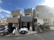 【神奈川県/横浜市保土ケ谷区瀬戸ケ谷町】横浜市保土ケ谷区瀬戸ケ谷町　戸建 外観：※中央の建物